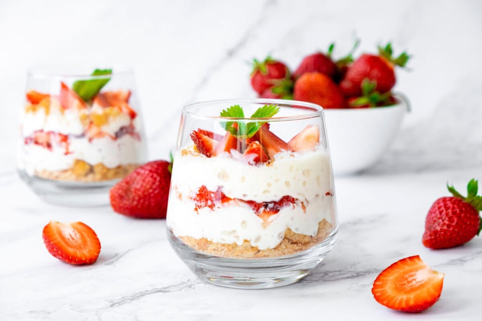 Parfait de fresa con fresas alrededor