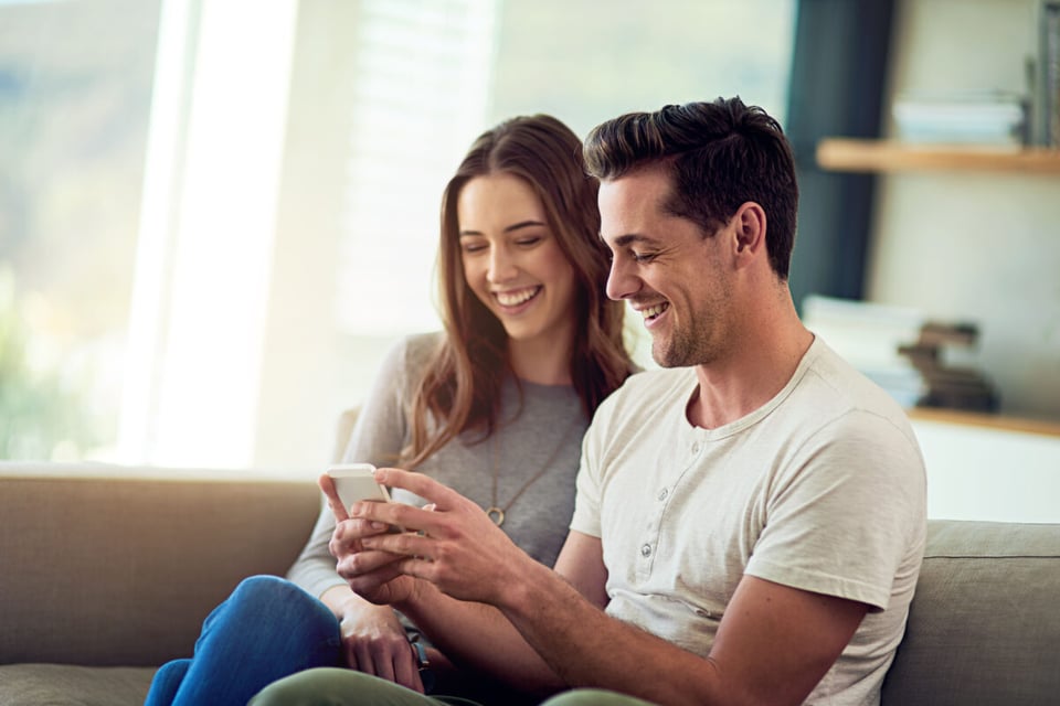 Happy couple, Partner, Living room, MundoNow, Podcast
