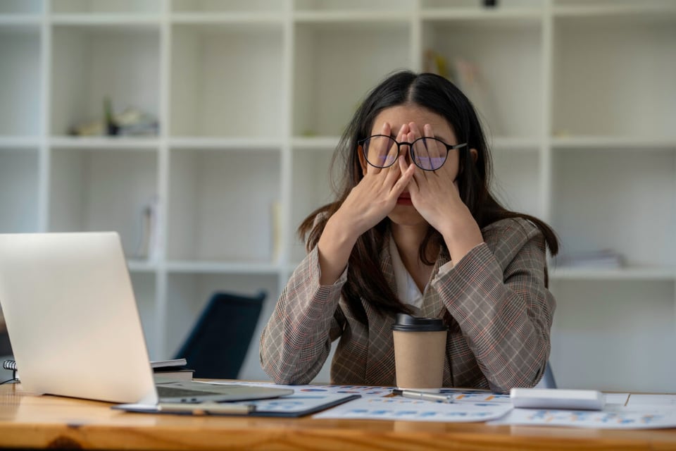 Trabajo, Chica en oficina, Cansada, MundoNow, Podcast