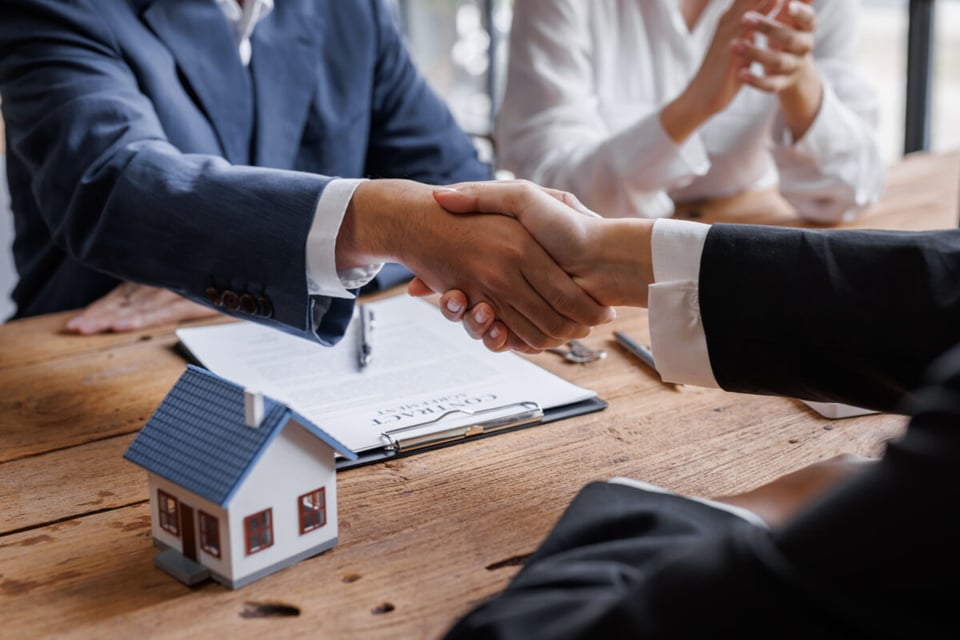 closing deal, documents, hands shake, Money, MundoNow