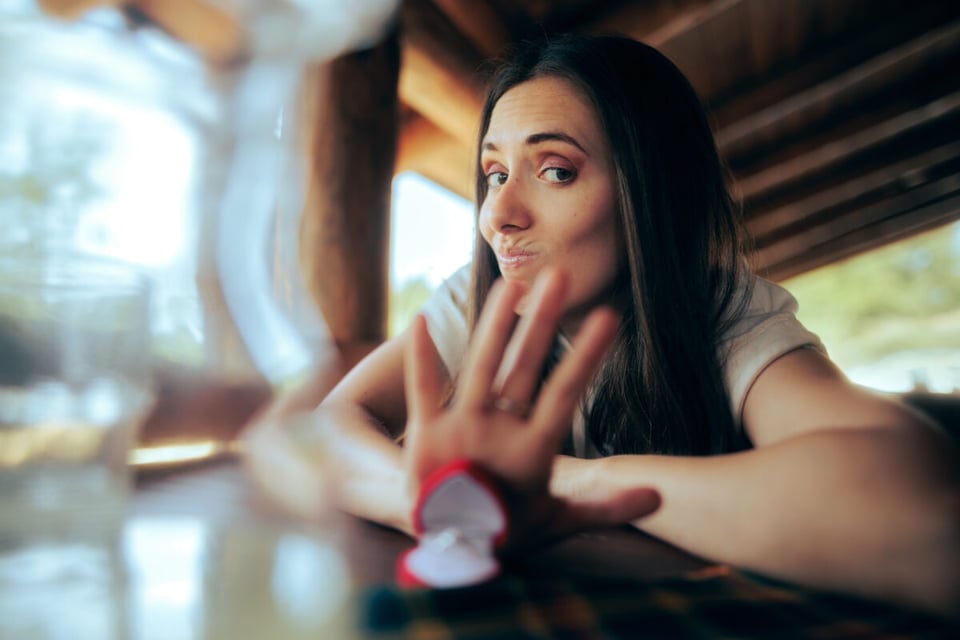 Anillo de compromiso, Mujer rechazando anillo, Tristeza, MundoNow, Podcast