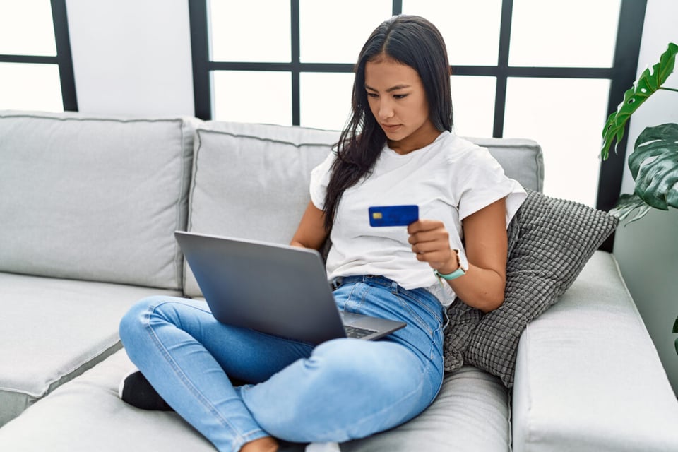 Woman, Computer, Credit card, Internet, MundoNow