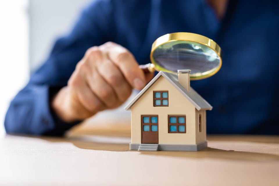 Toy house, Magnifying glass, Table, MundoNow, Podcast