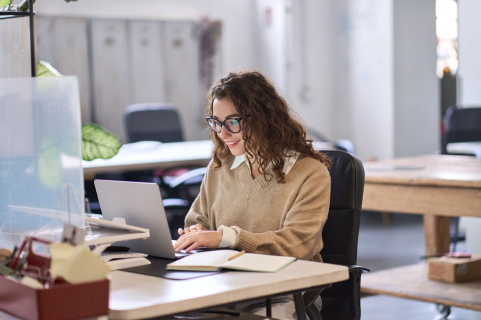 Digital scam, Woman, Office, MundoNow, Podcast