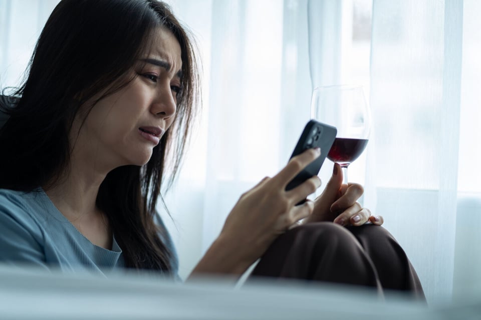 Woman sad, Cellphone, Drinking, MundoNow, Podcast