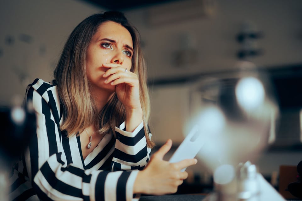 Sad woman, Needy, Podcast, Cell phone, MundoNow