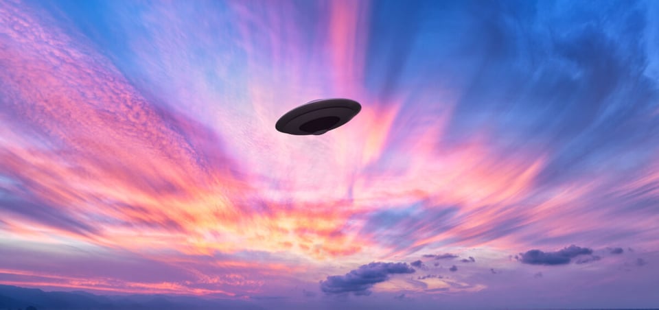 OVNI volando en atardecer