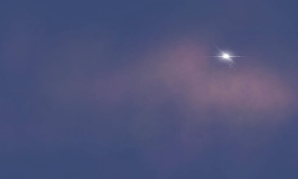 Luz OVNI volando en el cielo