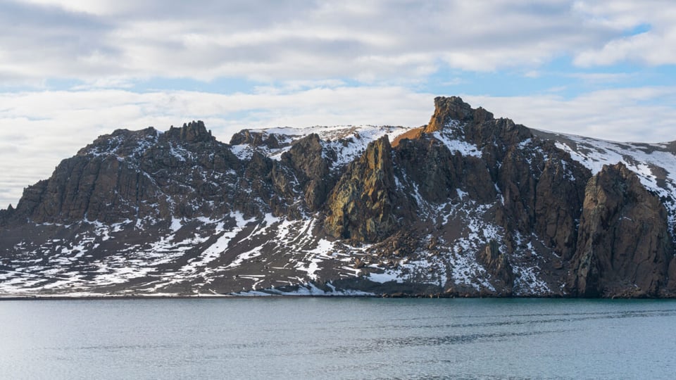 Montaña con nieve