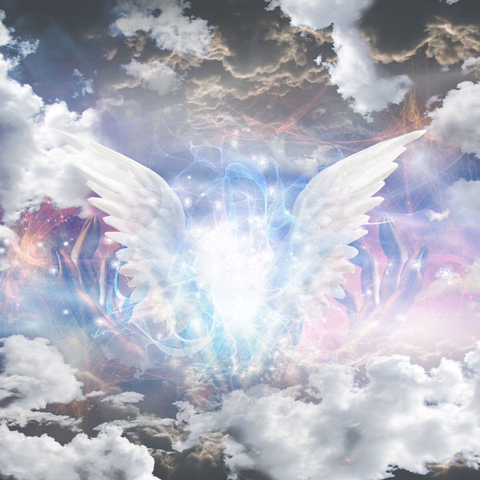 Imagen de un arcángel con alas en el cielo