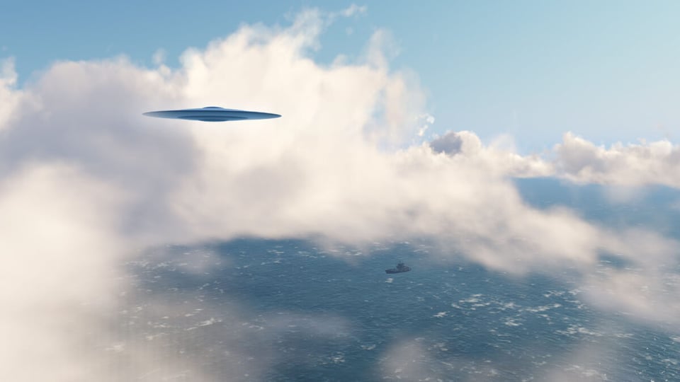 OVNI volando encima del mar