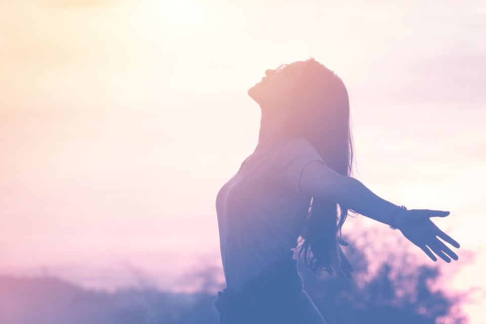 Hard times, Confront, Woman, Sun, MundoNow