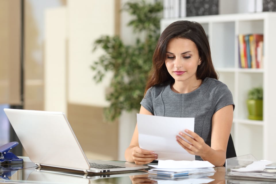 Invoices, Woman, Office, Computer, MundoNow