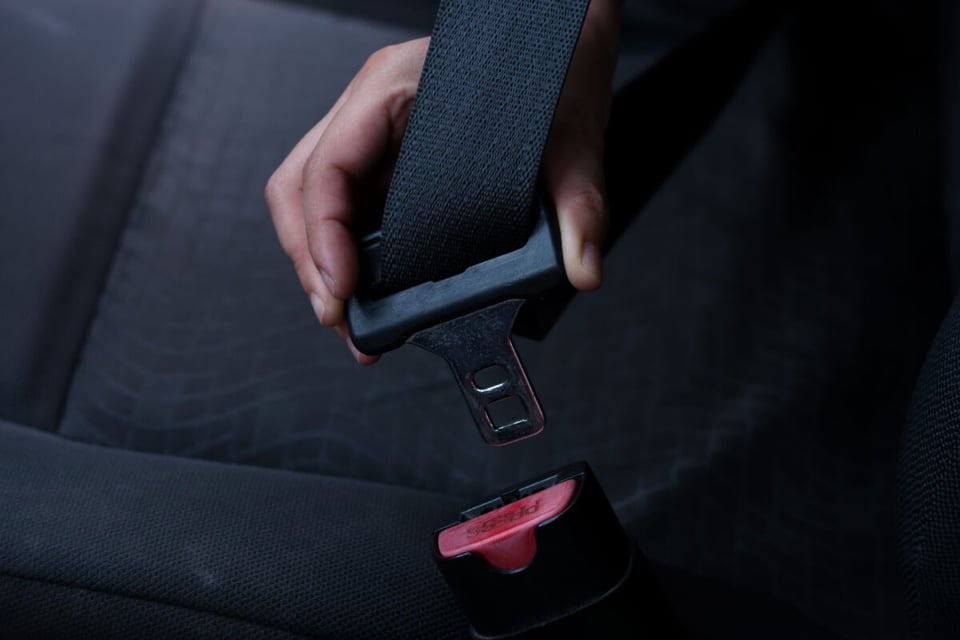 Cinturón de seguridad, Mano, Ajustando cinturón, MundoNow, Seguridad