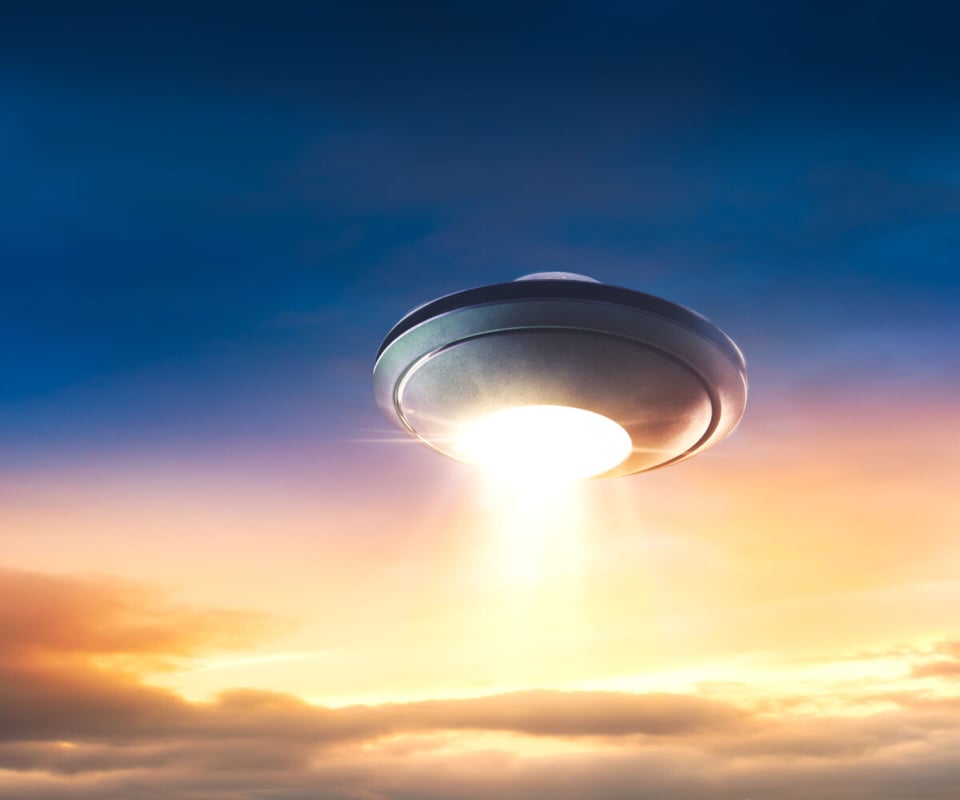 OVNI volando en el cielo