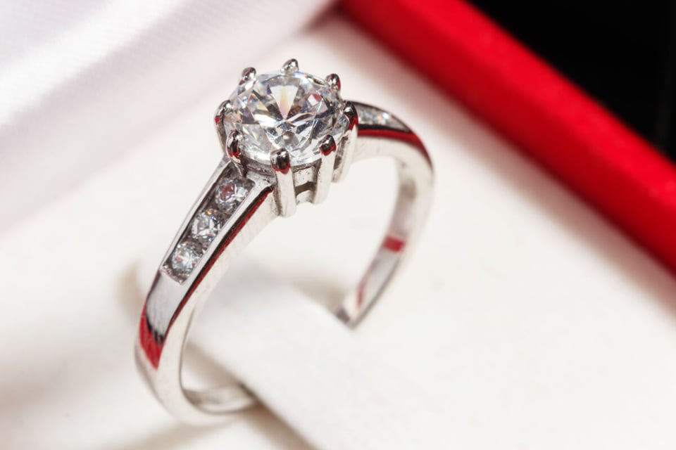 Engagement ring, Couple, Relationship, MundoNow, Podcast