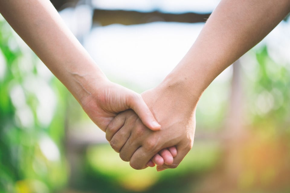 Manos de pareja, Compromiso, Matrimonio, MundoNow, Podcast