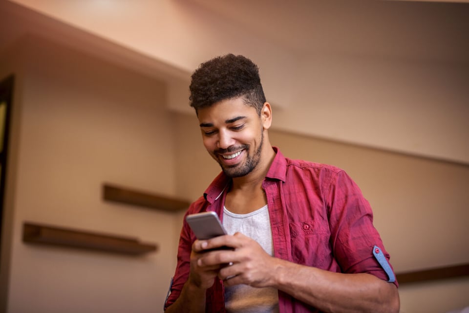 Man with phone, Message, Relationship, MundoNow, Podcast