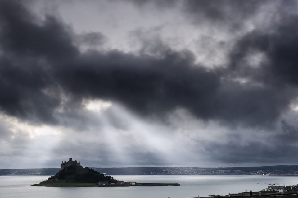 Grey view of island, floating island, MundoNow, Podcast, Óyenos Audio