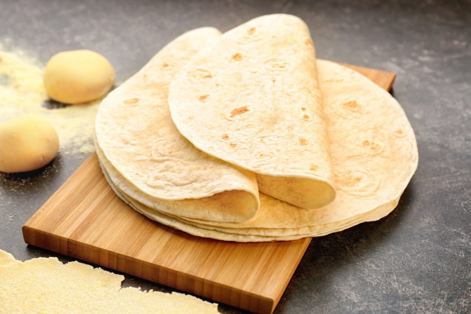 Tortillas encima de una tabla