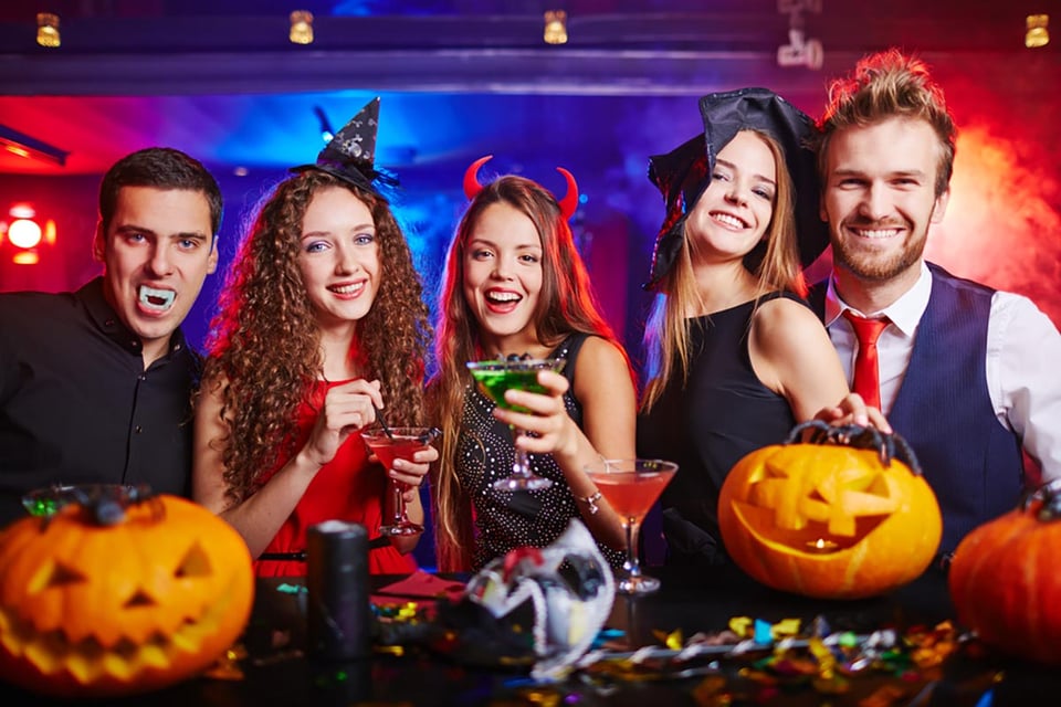 Espeluznante, amigos, reunión, celebración, disfraces.