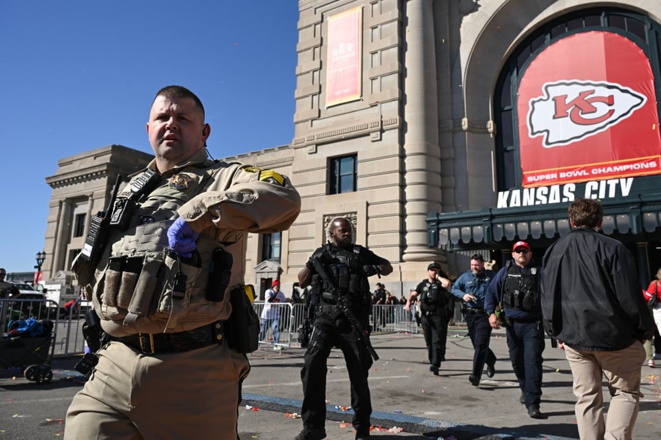 Shooting at Kansas City Parade, military, security, danger, mundoNOW