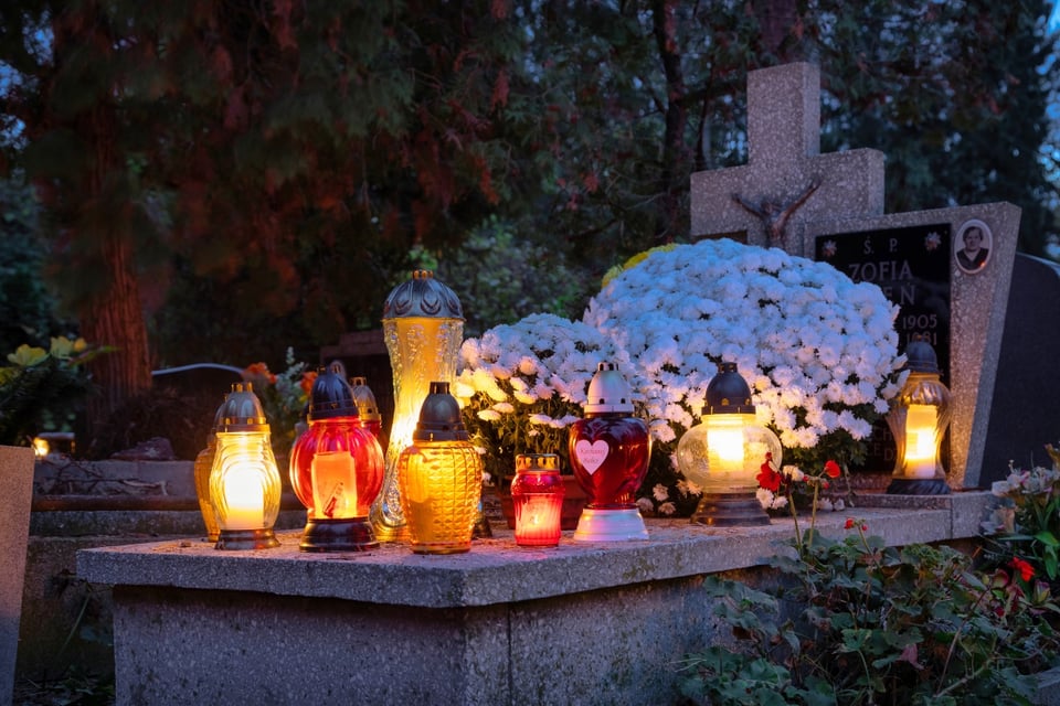 candles, mementos, cemetery, Sinaloa, flowers, MundoNOW