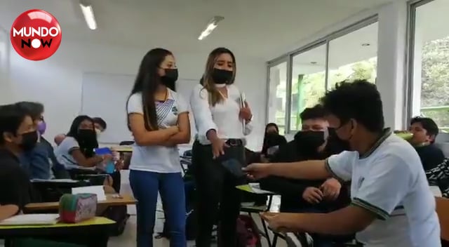 Maestra ordena romper celular