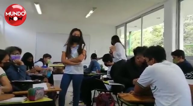 Maestra ordena romper celular