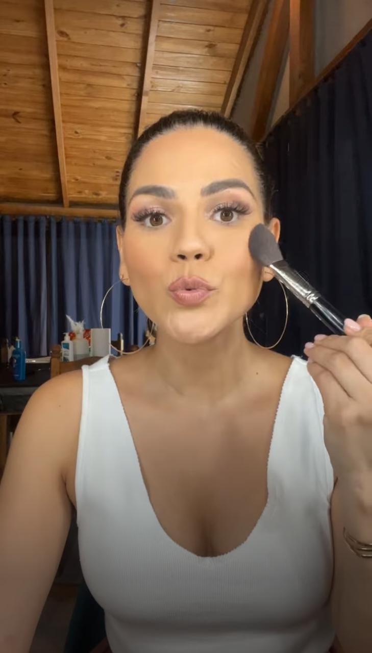 Karina Banda realizó una transmisión en vivo para compartir su maquillaje con sus seguidores