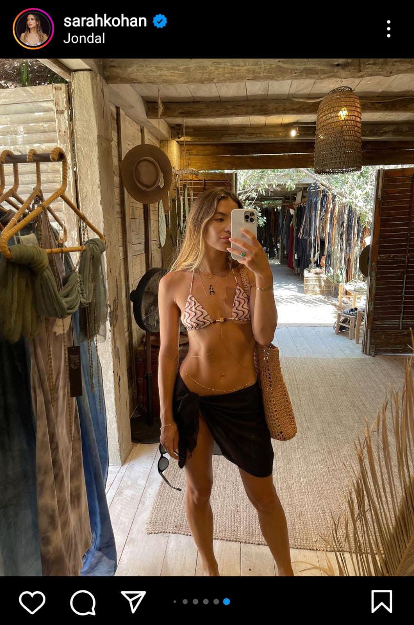 Con accesorios resalta los atuendos que hacen lucir su figura