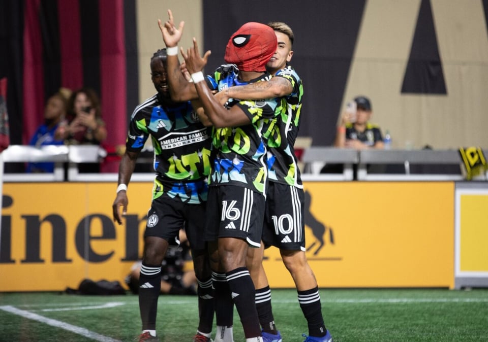 soccer,hombre arana, Xander Silva,celebracion