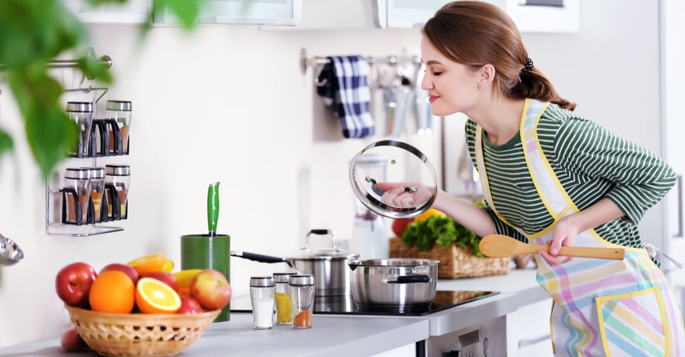 woman, kitchen, meal prep, stove, MundoNOW