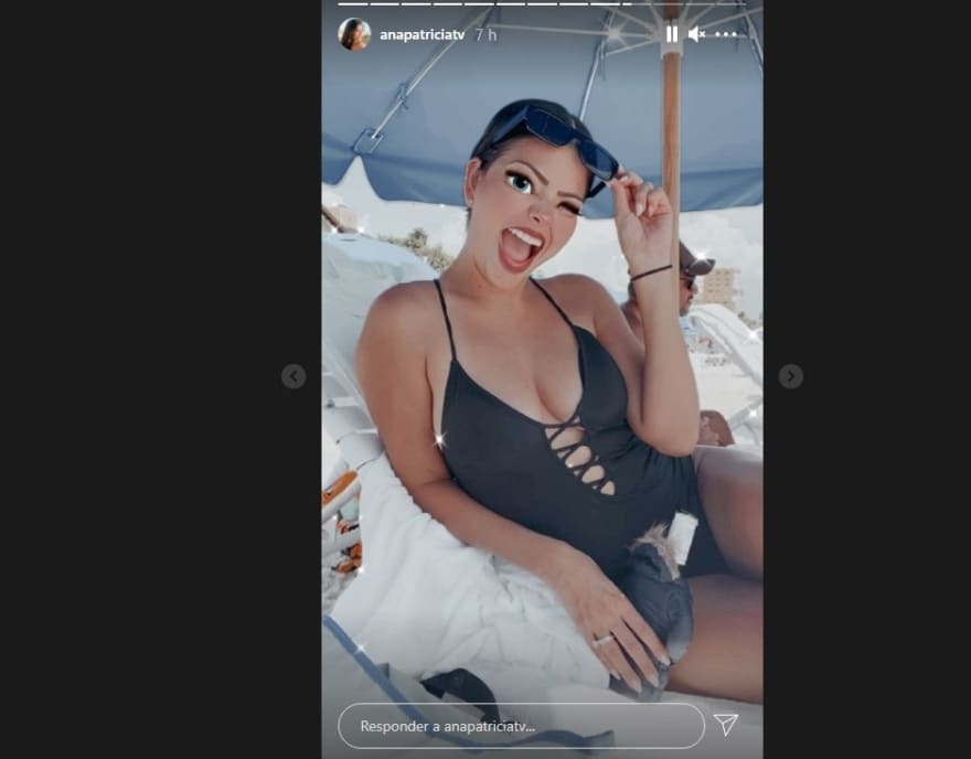 Ana Patricia Gámez swimsuit: Heart attack neckline