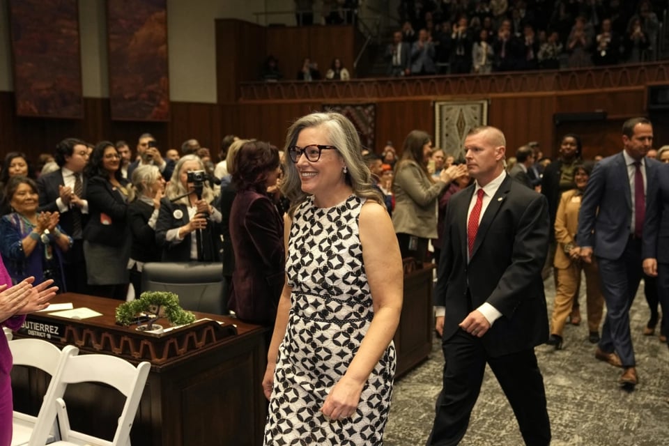 Arizona Governor Katie Hobbs, Arizona Invasion Law, MundoNOW