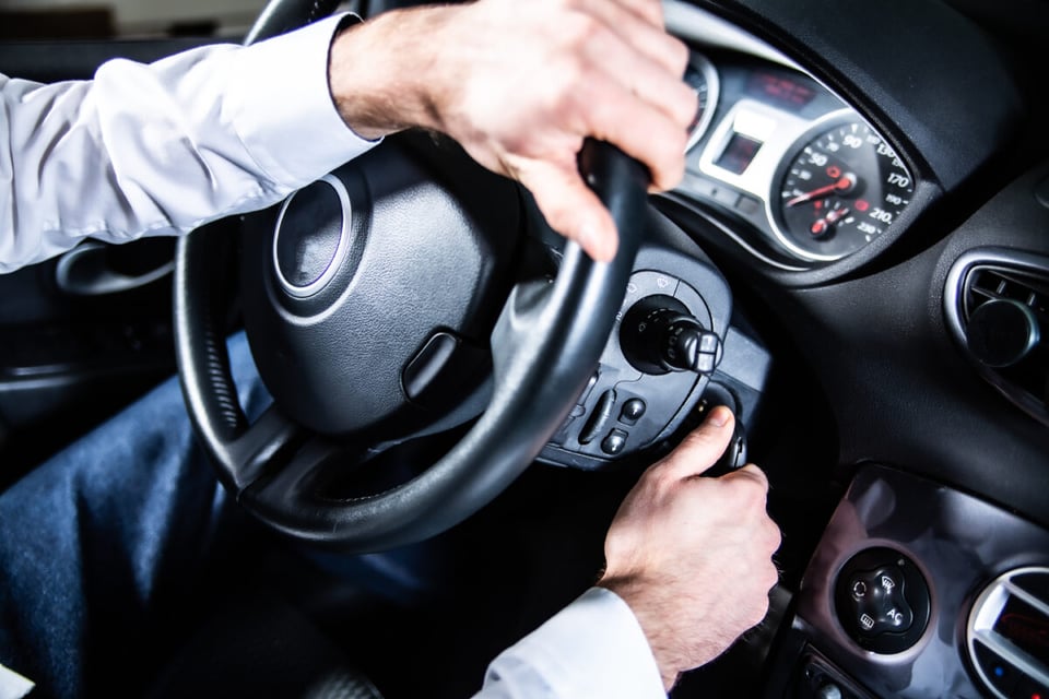 start car, car keys, car steering wheel, man driving, MundoNOW