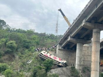Cae autobús puente India