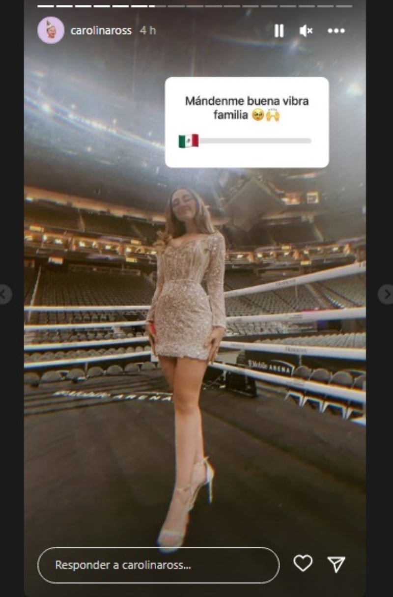Carolina Ross entona el Himno de México previo la pelea del Canelo