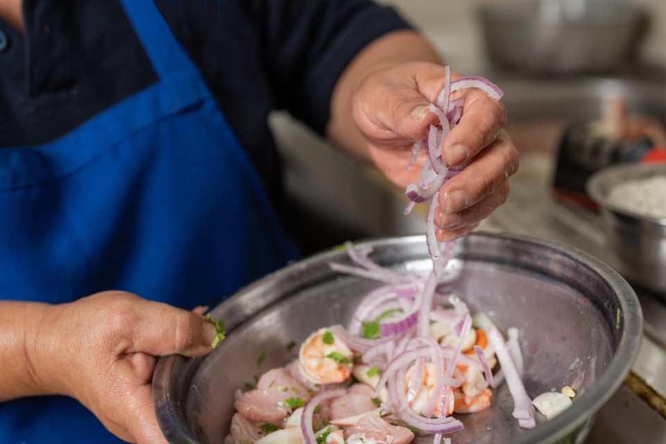 Peruvian ceviche recipe, marinate, season, cook, MundoNOW