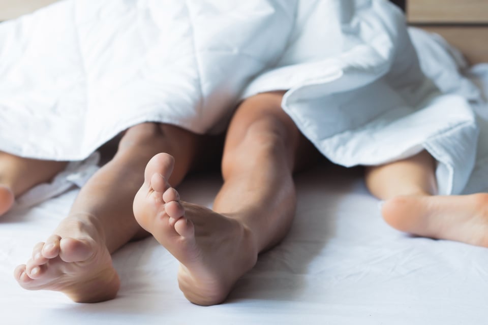 cómo acariciar pechos mujer, juguetes, vibrador, hielo, MundoNOW