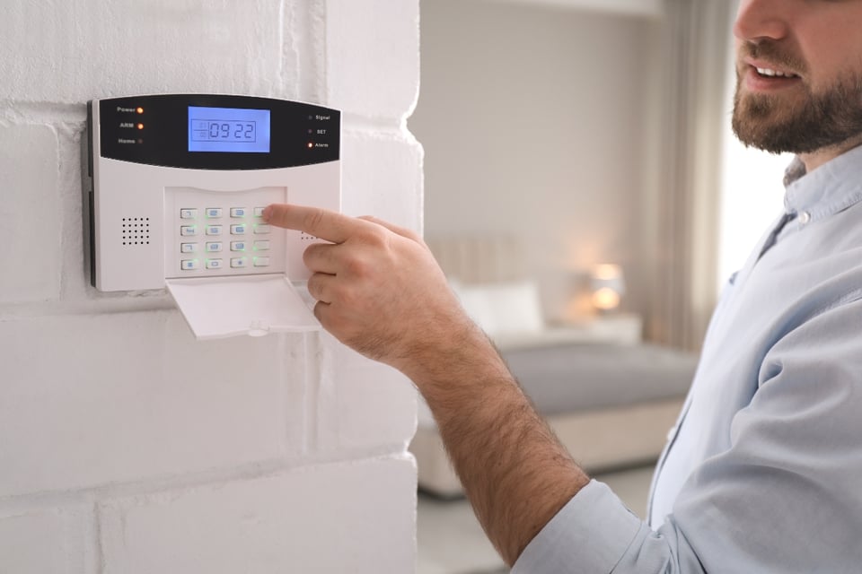 alarma, alarma contra robos, alarma de casa, hombre poniendo la alarma, MundoNOW