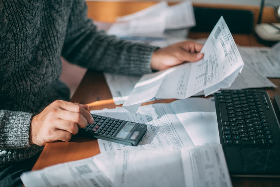 cómo reducir facturas, calculadora, hombre haciendo cuentas, pagos, MundoNOW