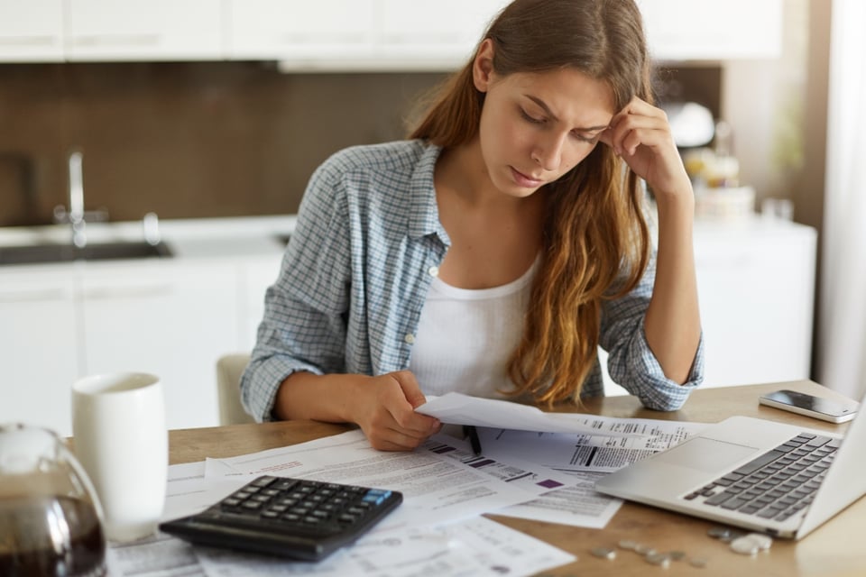 mujer haciendo cuentas, mujer preocupada, calculadora, MundoNOW, Dinero