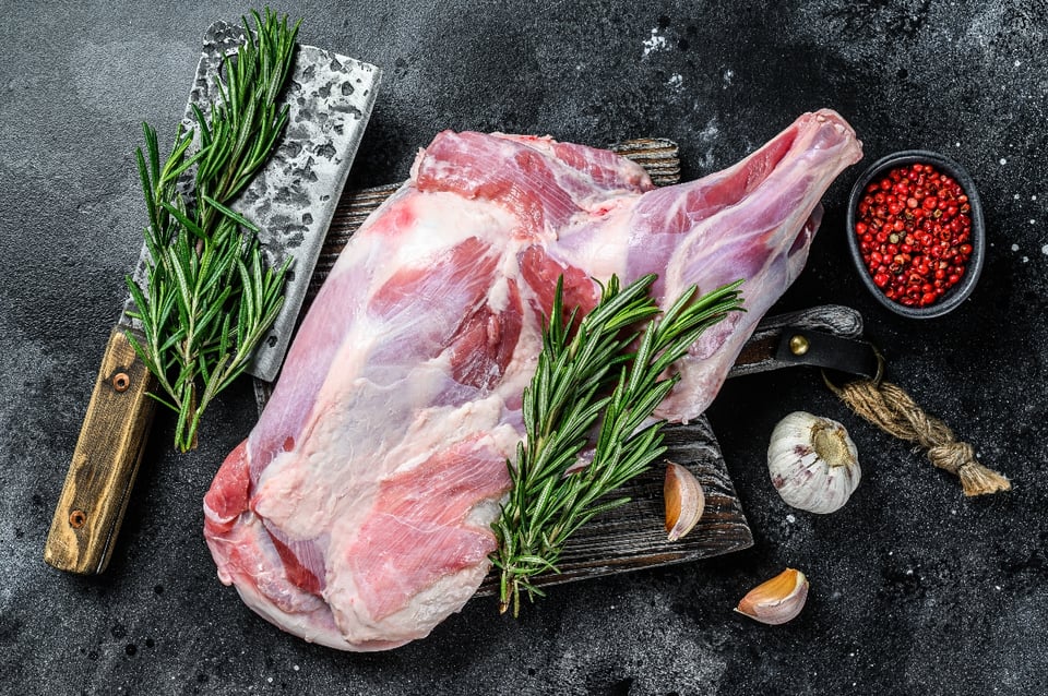 roast lamb with honey, raw lamb, rosemary, garlic, MundoNOW