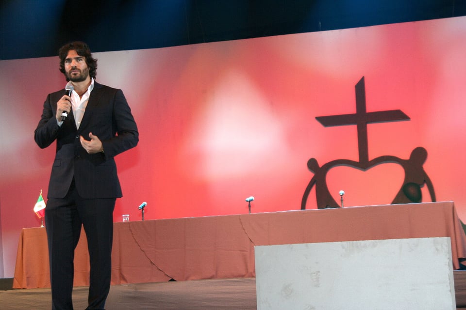 Hablando, Dirigiéndose a las personas, Parado de frente, Famoso con micrófono en mano, Eduardo Verástegui, comunidad