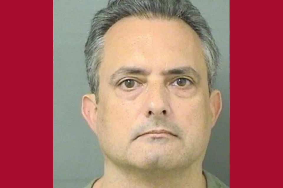 profesor, ramo de flores, arrestado, mugshot, MundoNow