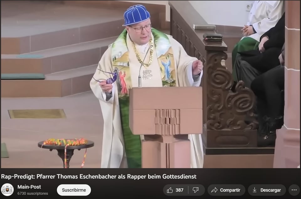 Sacerdote da misa rapeando con gorra, lentes y cadenas