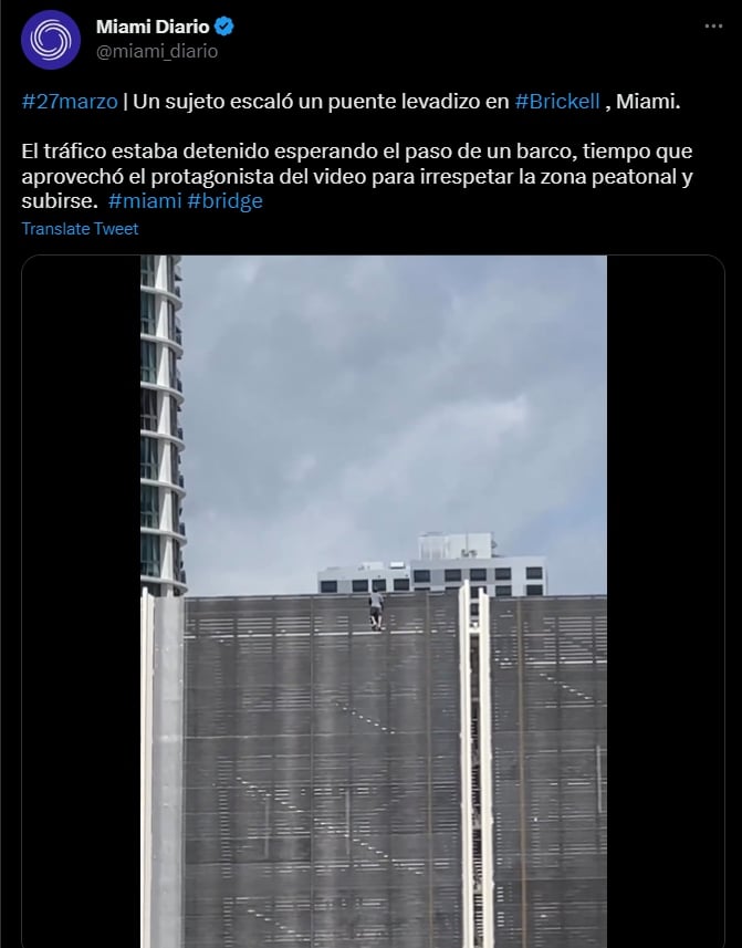 El hombre esperó a que el puente bajara