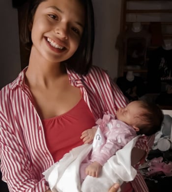 ¿Ángela Aguilar es mamá?