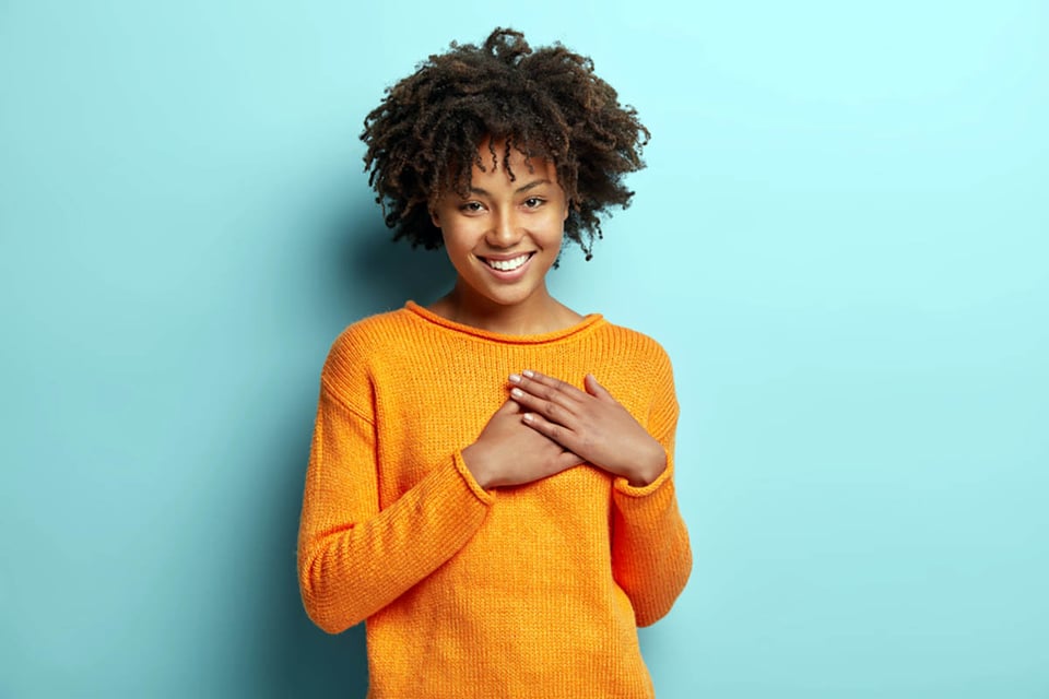 citas de gratitud, hermosa, sonriendo, mujer negra, agradecida